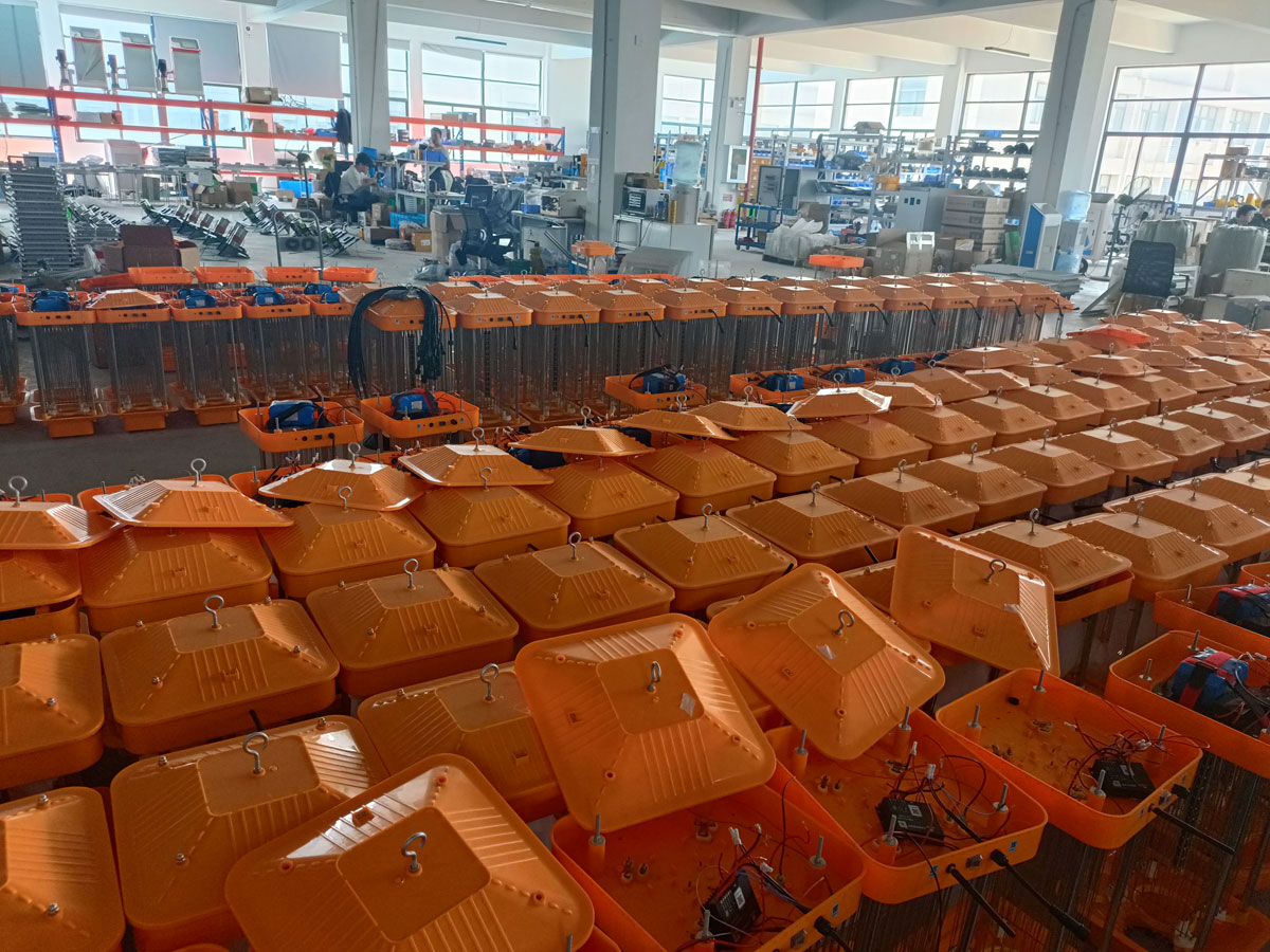 Ловушка для насекомых на солнечной энергии с ветровым всасыванием.jpg