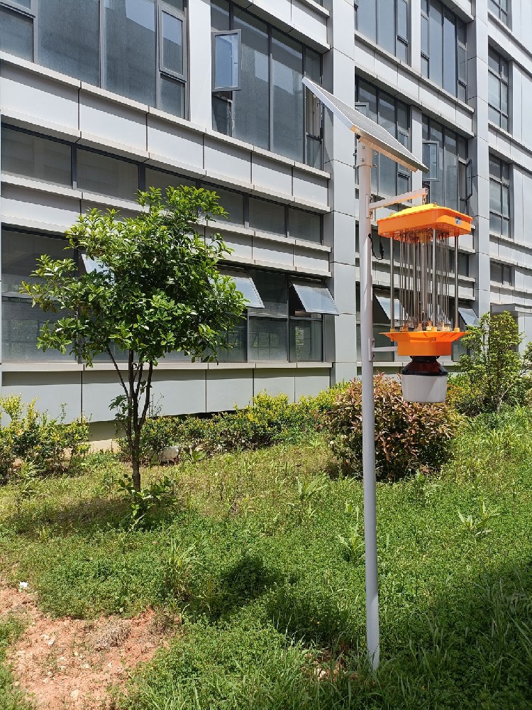 Ловушка для насекомых на солнечной энергии с ветровым всасыванием.jpg